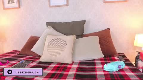 Vee Simons online show from 05-07-26, 07:41