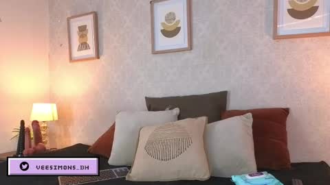 Vee Simons online show from 05-11-26, 08:06