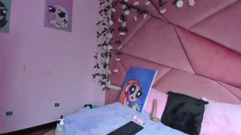 Snapshot of vellaparis chatting on 10-17-25, 12:52 vellaparis online show from 10-17-25, 12:52