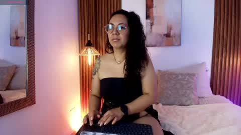 Snapshot of velvet_curly chatting on 04-23-26, 12:29 Emma Curly online show from 04-23-26, 12:29