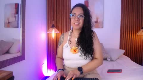 Snapshot of velvet_curly chatting on 04-29-26, 12:31 Emma Curly online show from 04-29-26, 12:31