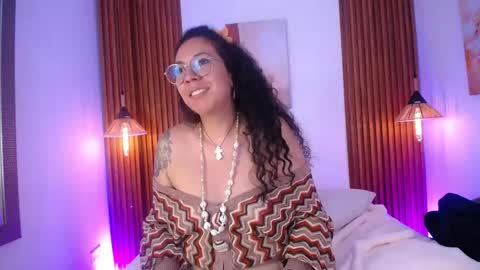 Snapshot of velvet_curly chatting on 04-29-26, 05:30 Emma Curly online show from 04-29-26, 05:30