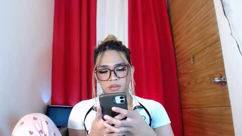 velvet_delux69 online show from 11-05-25, 02:17