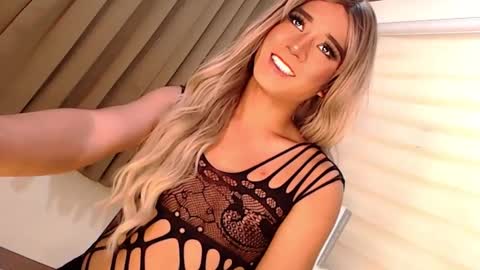 Snapshot of velvet_fux chatting on 01-18-25, 05:37 Richy will make you fall in love online show from 01-18-25, 05:37