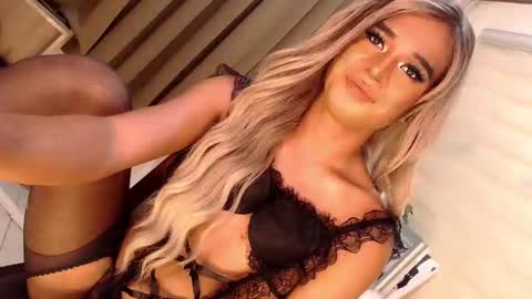 Snapshot of velvet_fux chatting on 02-15-25, 08:43 Richy will make you fall in love online show from 02-15-25, 08:43