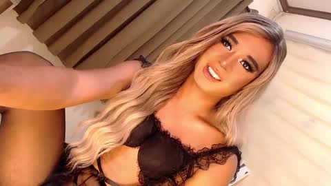 Snapshot of velvet_fux chatting on 02-17-25, 08:15 Richy will make you fall in love online show from 02-17-25, 08:15