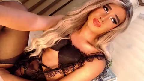 Snapshot of velvet_fux chatting on 02-22-25, 08:53 Richy will make you fall in love online show from 02-22-25, 08:53