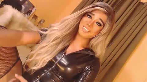 Snapshot of velvet_fux chatting on 09-13-25, 02:44 Richy will make you fall in love online show from 09-13-25, 02:44