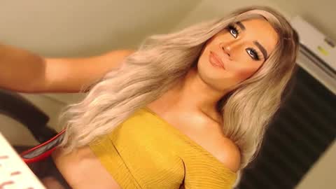 Snapshot of velvet_fux chatting on 10-04-25, 06:50 Richy will make you fall in love online show from 10-04-25, 06:50