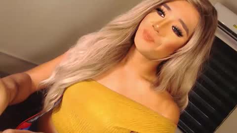 Snapshot of velvet_fux chatting on 10-29-25, 02:03 Richy will make you fall in love online show from 10-29-25, 02:03