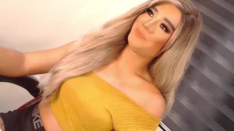 Snapshot of velvet_fux chatting on 11-07-25, 02:11 Richy will make you fall in love online show from 11-07-25, 02:11