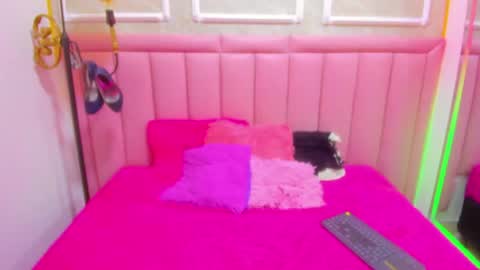 Snapshot of velvet_giirll chatting on 06-18-26, 09:19 velvet_giirll online show from 06-18-26, 09:19