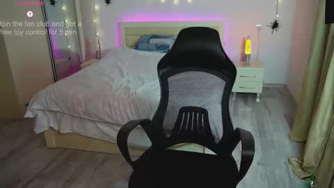 Snapshot of velvet_sin chatting on 10-21-25, 07:03 Mila online show from 10-21-25, 07:03