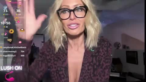 Snapshot of velvetbarbie chatting on 01-08-25, 03:08 VelvetBarbie online show from 01-08-25, 03:08