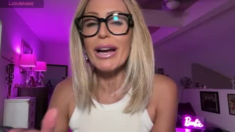 Snapshot of velvetbarbie chatting on 01-18-25, 06:03 VelvetBarbie online show from 01-18-25, 06:03