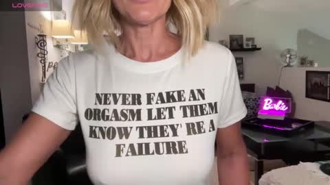 Snapshot of velvetbarbie chatting on 03-12-25, 09:03 VelvetBarbie online show from 03-12-25, 09:03