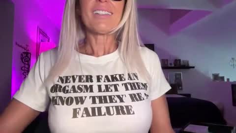Snapshot of velvetbarbie chatting on 03-31-26, 05:35 VelvetBarbie online show from 03-31-26, 05:35