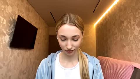 Snapshot of velvethonerkamp chatting on 11-15-25, 08:00 Nika online show from 11-15-25, 08:00