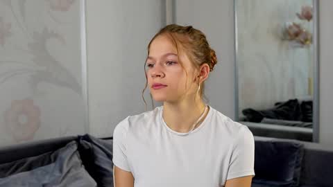 Snapshot of velvetrisque chatting on 09-24-25, 07:23 Kelly online show from 09-24-25, 07:23