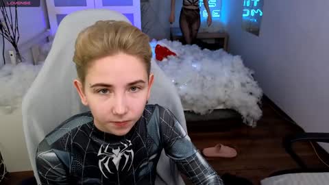 Snapshot of velvetvalkyries chatting on 12-29-24, 01:49 CLEOshort hair TIna long hair online show from 12-29-24, 01:49