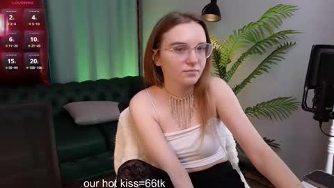 Snapshot of velvetvalkyries chatting on 02-26-25, 05:39 CLEOshort hair TIna long hair online show from 02-26-25, 05:39