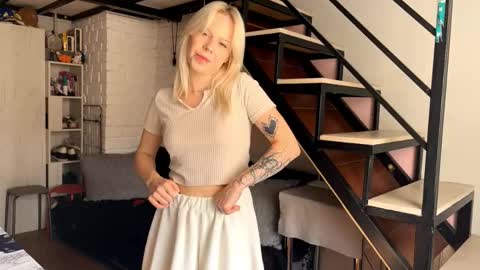 Snapshot of venessabonavia chatting on 10-23-25, 10:25 Lisa online show from 10-23-25, 10:25