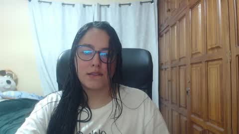 Snapshot of venus_cat_ chatting on 04-12-26, 01:43 Venus online show from 04-12-26, 01:43