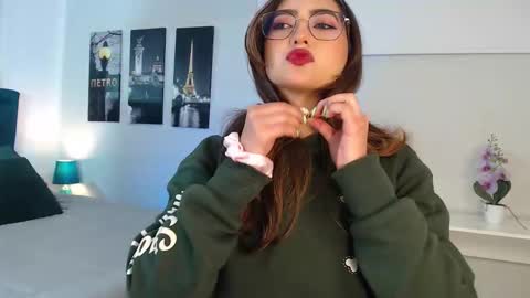 Mia online show from 09-12-25, 12:27