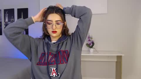 Mia online show from 09-17-25, 12:40