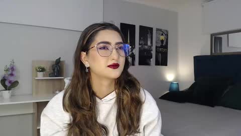 Mia online show from 09-18-25, 12:29