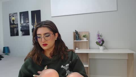 Mia online show from 09-19-25, 12:28