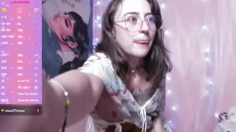 Snapshot of venuzxx chatting on 02-27-25, 03:15 . . online show from 02-27-25, 03:15