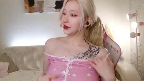 Snapshot of vergin_smell chatting on 10-22-25, 02:06 Mia online show from 10-22-25, 02:06