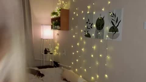 Veronica online show from 12-14-25, 08:24