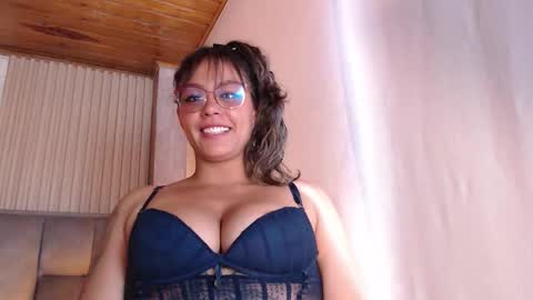 Snapshot of veronica_saenzz1 chatting on 02-26-26, 09:25 Vero online show from 02-26-26, 09:25