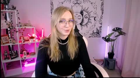 VERONICA online show from 02-24-25, 05:20