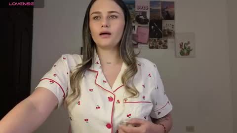 Snapshot of veronika__winslow_ chatting on 05-01-26, 05:23 Vero online show from 05-01-26, 05:23