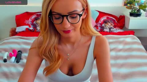 Snapshot of verrasweet4u chatting on 02-19-25, 06:55 VerraSweet4u online show from 02-19-25, 06:55