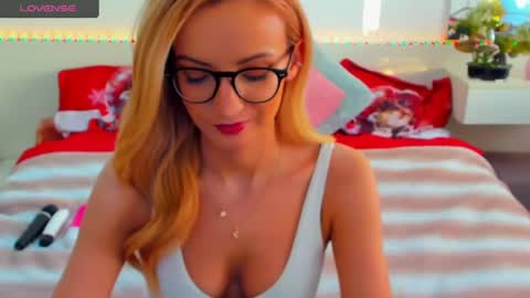 Snapshot of verrasweet4u chatting on 02-22-25, 05:55 VerraSweet4u online show from 02-22-25, 05:55