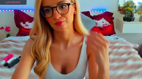 Snapshot of verrasweet4u chatting on 05-18-26, 04:07 VerraSweet4u online show from 05-18-26, 04:07