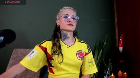 Snapshot of vesiagomez chatting on 06-18-26, 10:03 natalia gomez online show from 06-18-26, 10:03
