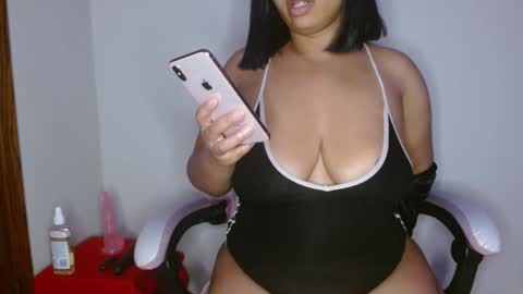 Snapshot of vibe_xxxo chatting on 05-01-26, 05:01 vibe_xxxo online show from 05-01-26, 05:01