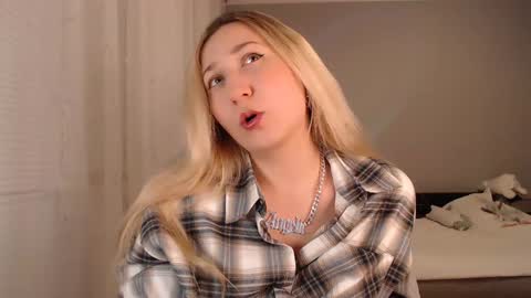 Snapshot of vibezgirl chatting on 01-21-25, 07:28 Amelia online show from 01-21-25, 07:28