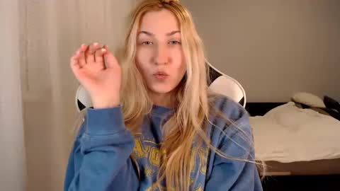 Snapshot of vibezgirl chatting on 02-24-25, 06:47 Amelia online show from 02-24-25, 06:47