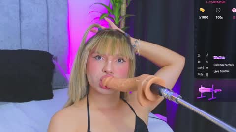 Snapshot of vicky_hot_x chatting on 12-20-24, 02:52 online show from 12-20-24, 02:52