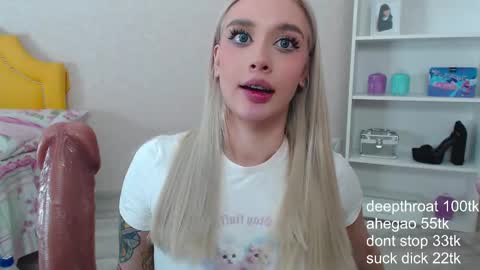 Snapshot of vickyfuckingdoll chatting on 02-19-25, 06:00 vickyfuckingdoll online show from 02-19-25, 06:00