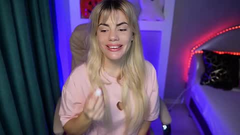 Snapshot of vickyrousi chatting on 10-24-25, 09:06 vickyrousi online show from 10-24-25, 09:06