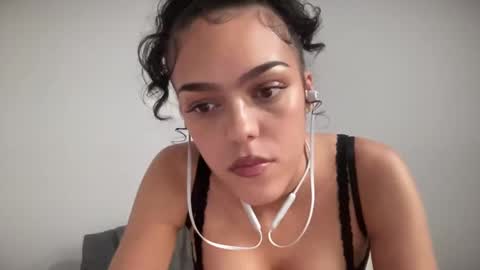 Snapshot of vickyyyx chatting on 01-19-25, 07:25 Goddess Victory online show from 01-19-25, 07:25