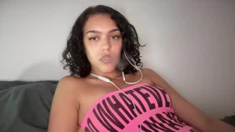 Snapshot of vickyyyx chatting on 02-05-25, 06:56 Goddess Victory online show from 02-05-25, 06:56