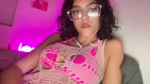 Snapshot of vickyyyx chatting on 02-19-25, 04:23 Goddess Victory online show from 02-19-25, 04:23